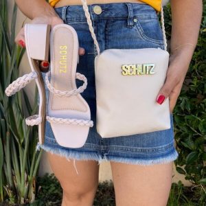 Kit de sandália e bolsa Schutz perfeito para completar seu look.