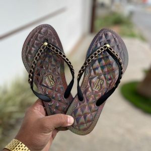 Chinelo de dedo Santa Lolla com detalhe de corrente para atacado.