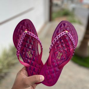 Chinelo de dedo Santa Lolla com detalhe de corrente para atacado.