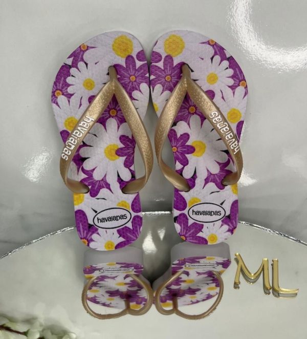 Havaianas infantis femininas com estampas digitais únicas para atacado.