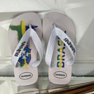 Havaianas infantis estampadas com técnica de transfer digital disponíveis para atacado.