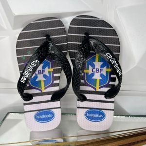 Havaianas infantis estampadas com técnica de transfer digital disponíveis para atacado.