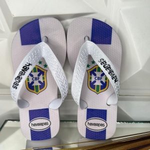 Havaianas infantis estampadas com técnica de transfer digital disponíveis para atacado.