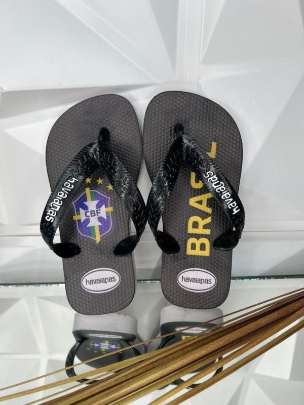 Havaianas infantis estampadas com técnica de transfer digital disponíveis para atacado.