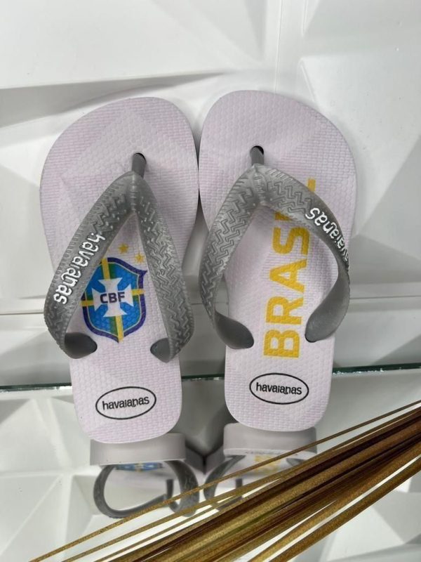 Havaianas infantis estampadas com técnica de transfer digital disponíveis para atacado.