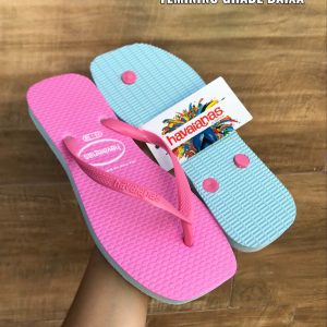 Chinelo de dedo Havaianas feminino com sola quadrada em borracha de alta durabilidade.