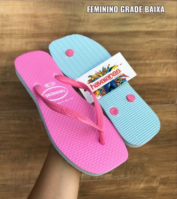 Chinelo de dedo Havaianas feminino com sola quadrada em borracha de alta durabilidade.