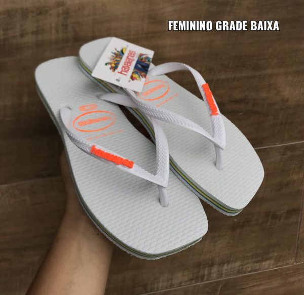 Chinelo de dedo Havaianas feminino com sola quadrada em borracha de alta durabilidade.