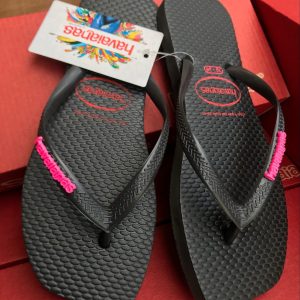 Chinelo de dedo Havaianas feminino com sola quadrada em borracha de alta durabilidade.