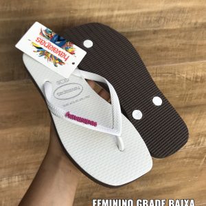 Chinelo de dedo Havaianas feminino com sola quadrada em borracha de alta durabilidade.