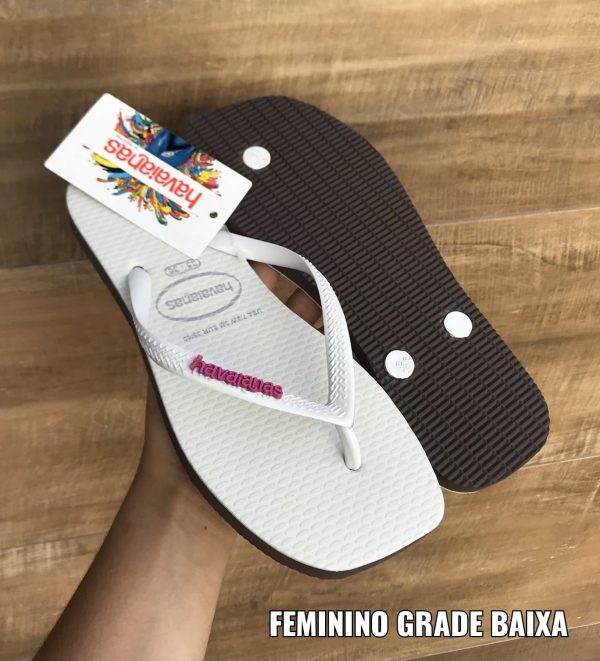 Chinelo de dedo Havaianas feminino com sola quadrada em borracha de alta durabilidade.