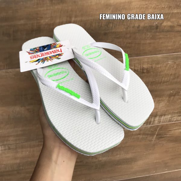 Chinelo de dedo Havaianas feminino com sola quadrada em borracha de alta durabilidade.