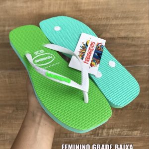 Chinelo de dedo Havaianas feminino com sola quadrada em borracha de alta durabilidade.