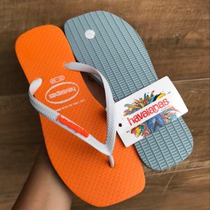 Chinelo de dedo Havaianas feminino com sola quadrada em borracha de alta durabilidade.