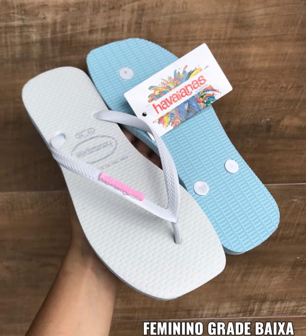 Chinelo de dedo Havaianas feminino com sola quadrada em borracha de alta durabilidade.