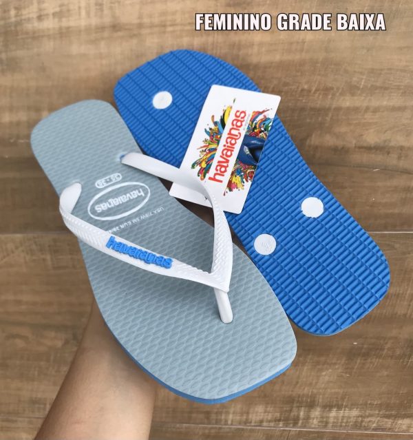 Chinelo de dedo Havaianas feminino com sola quadrada em borracha de alta durabilidade.