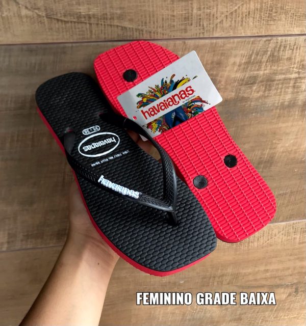 Chinelo de dedo Havaianas feminino com sola quadrada em borracha de alta durabilidade.