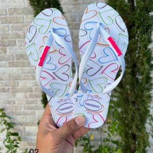 Havaianas femininas estampadas com transfer digital de alta qualidade.