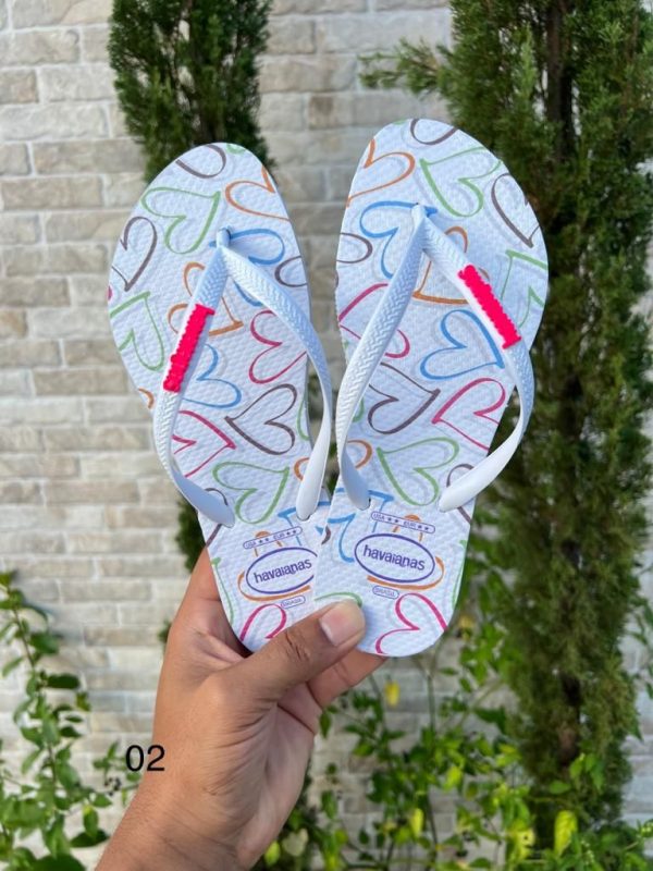 Havaianas femininas estampadas com transfer digital de alta qualidade.