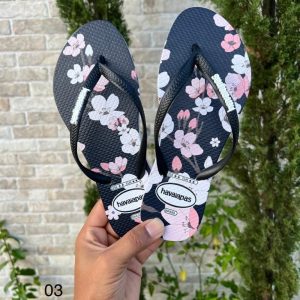 Havaianas femininas estampadas com transfer digital de alta qualidade.