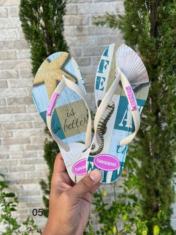 Havaianas femininas estampadas com transfer digital de alta qualidade.