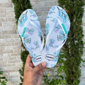 Havaianas femininas estampadas com transfer digital de alta qualidade.